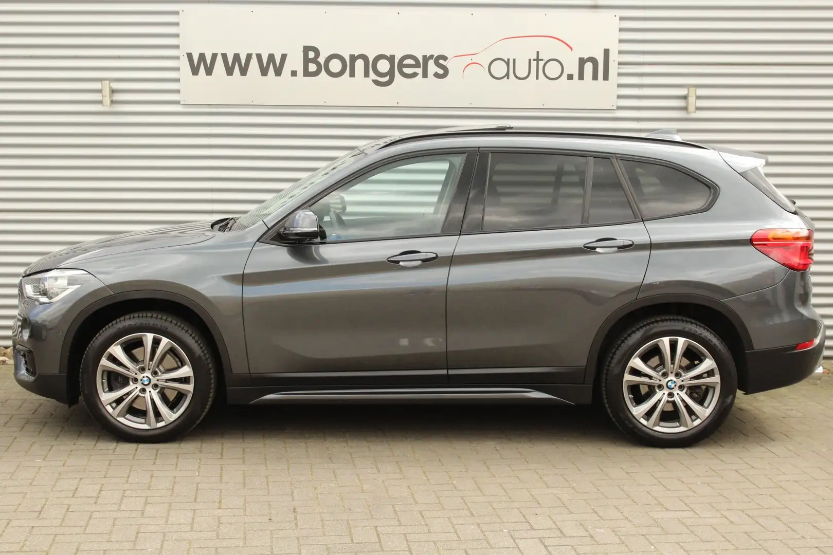 BMW X1 xDrive 20i Sport Line Automaat Grigio - 2