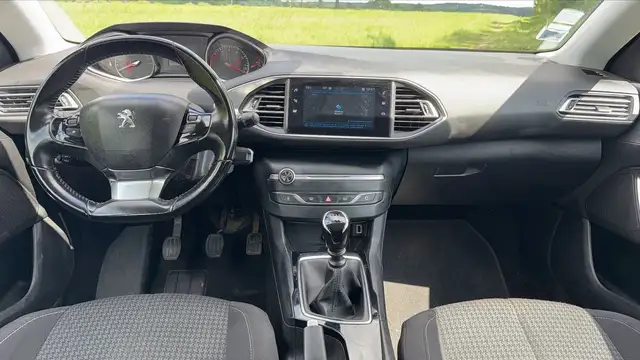 Peugeot 308 view 11