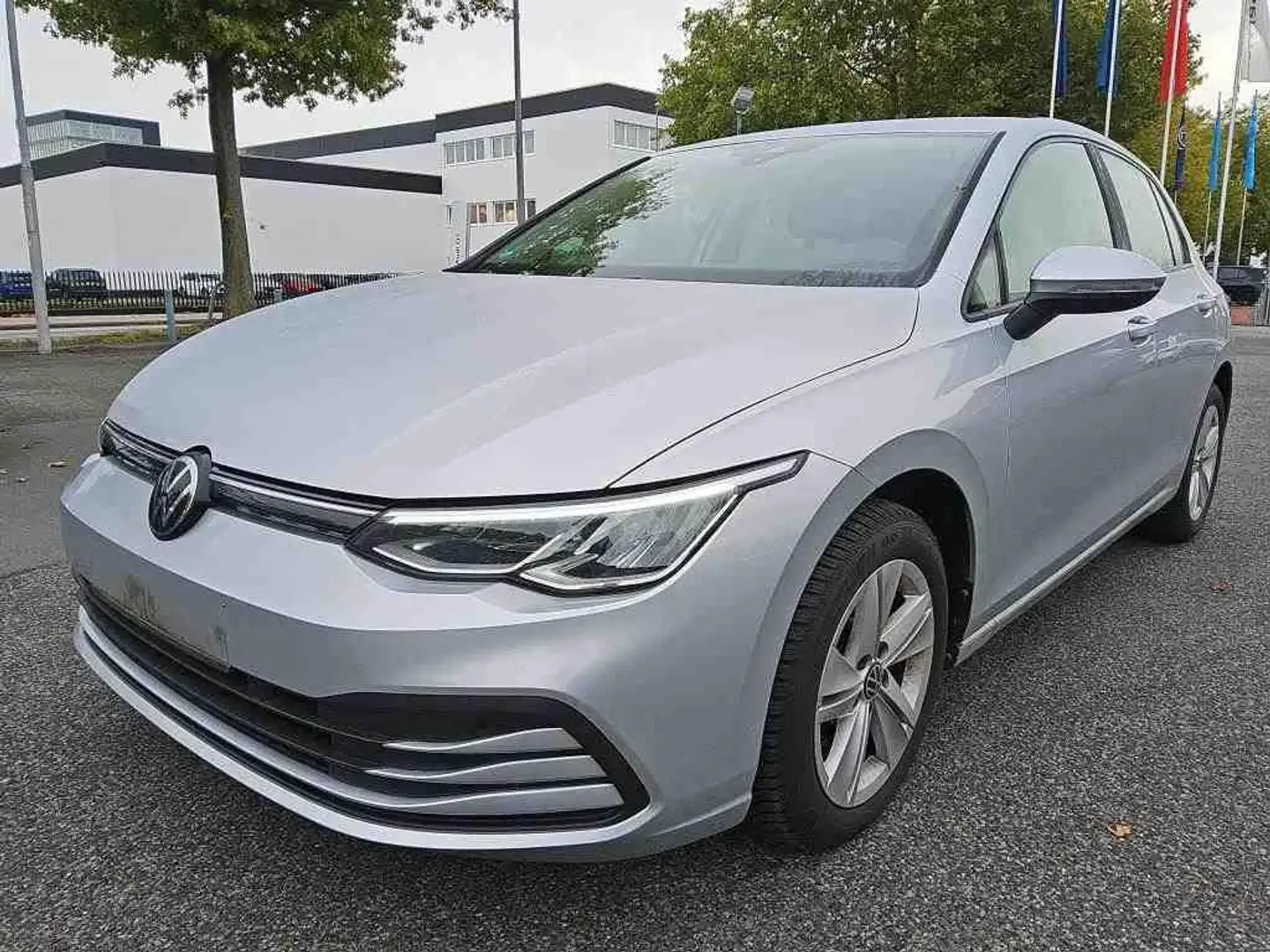 Volkswagen Golf VIII 1.0 eTSI DSG Life Navi ACC Silber - 2