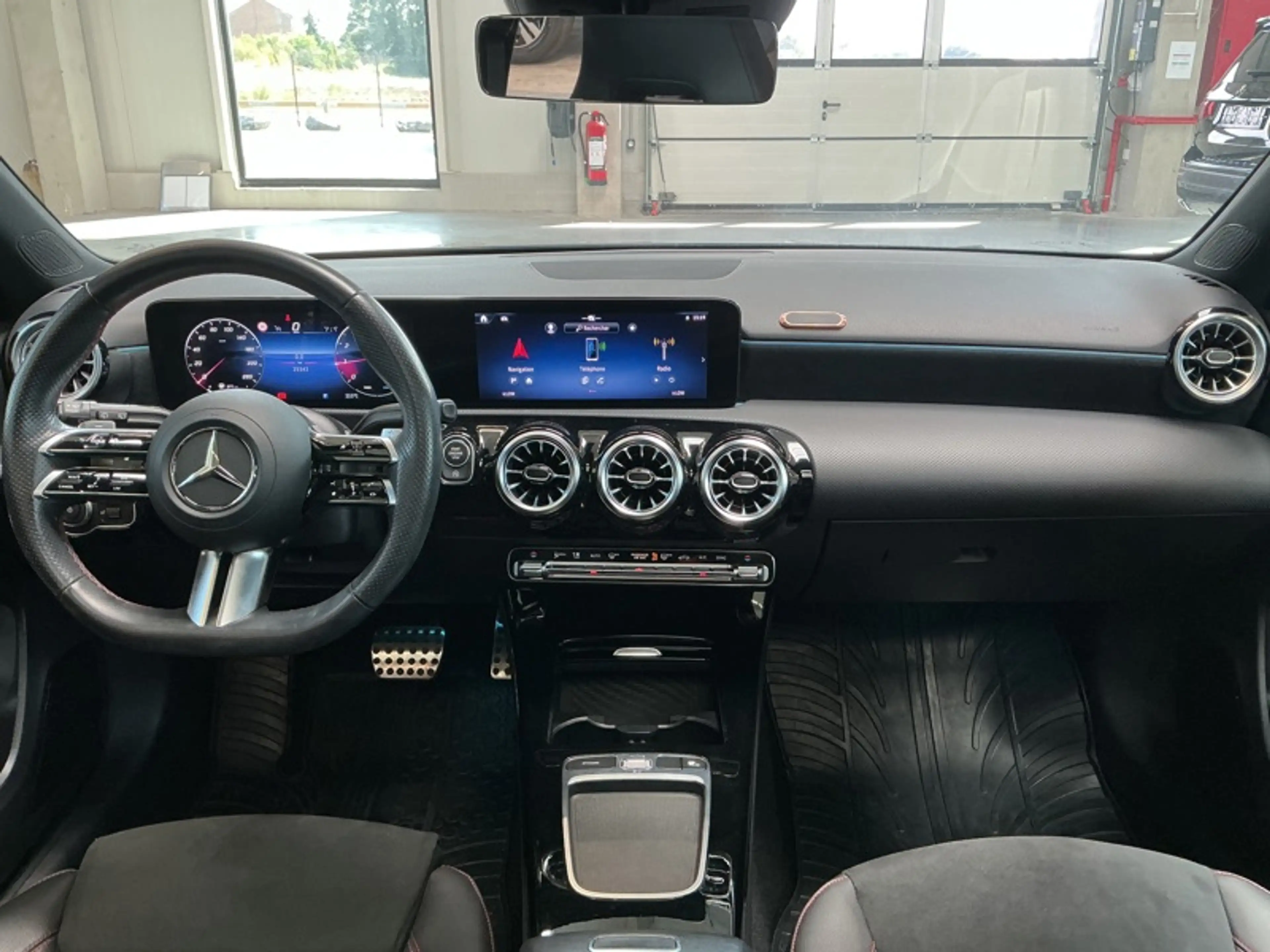 Mercedes-Benz A 180 AMG Line Toit Pano — photo 3