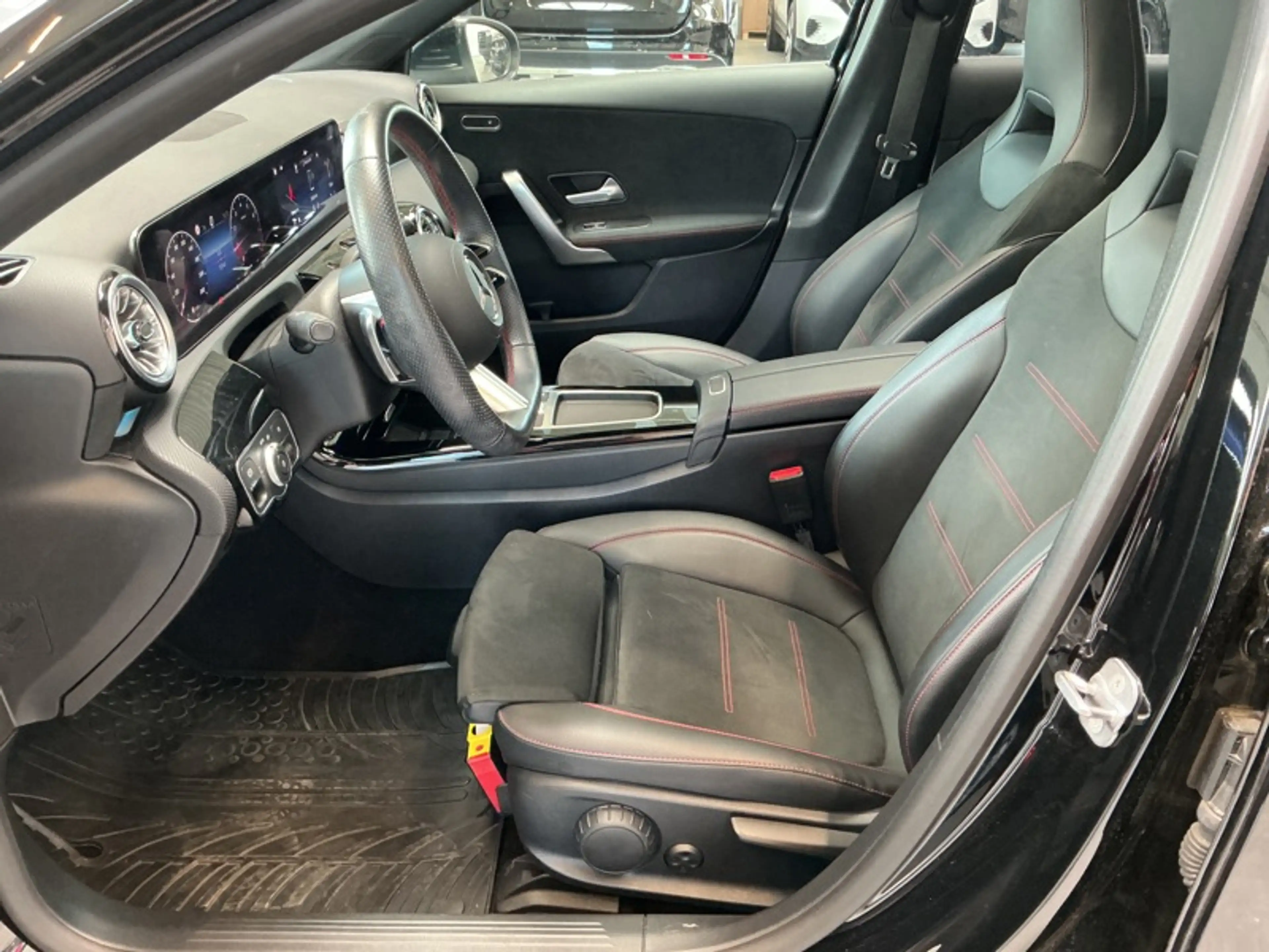 Mercedes-Benz A 180 AMG Line Toit Pano — photo 2