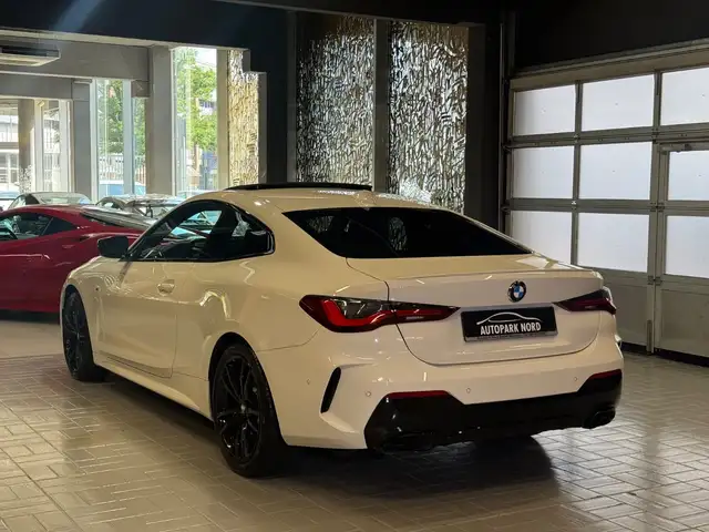 BMW M4 view 5