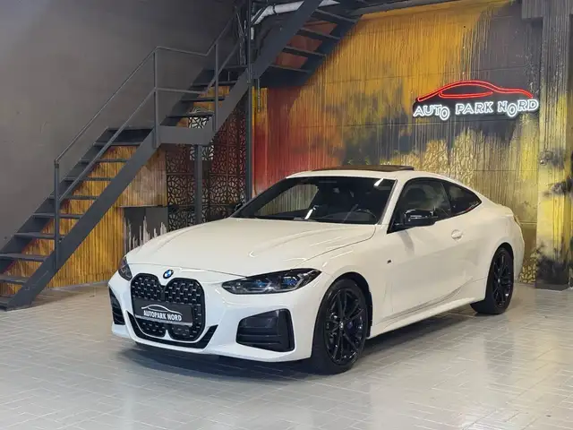 BMW M4 view 3