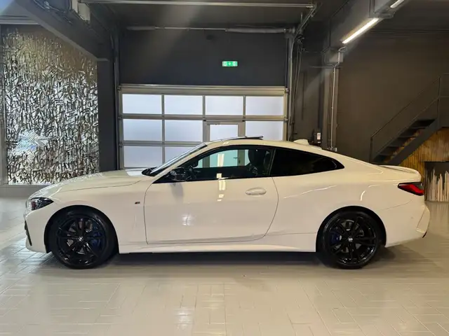 BMW M4 view 4