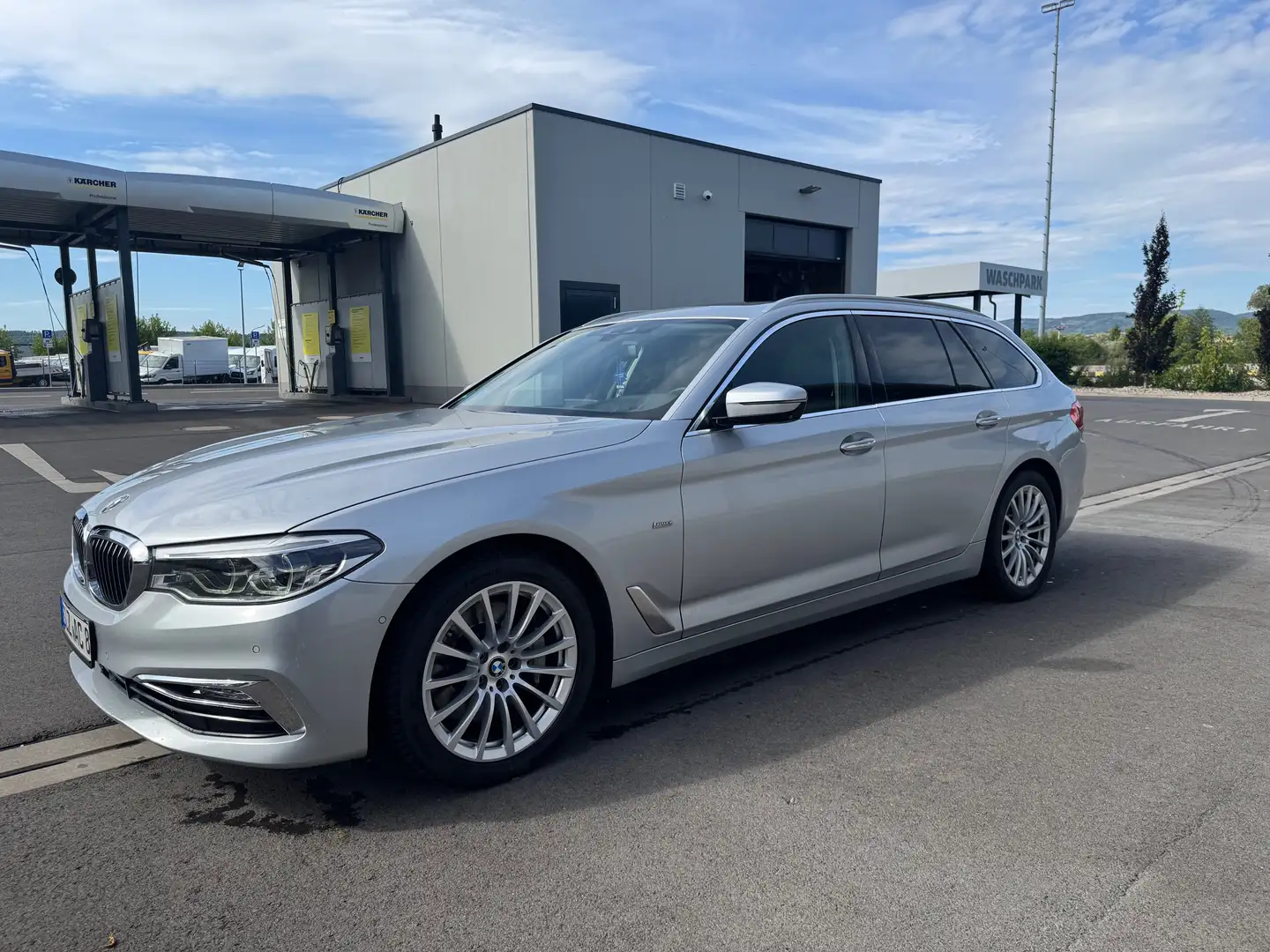 BMW 530 530i xDrive Touring Aut.Luxury Line Silber - 2