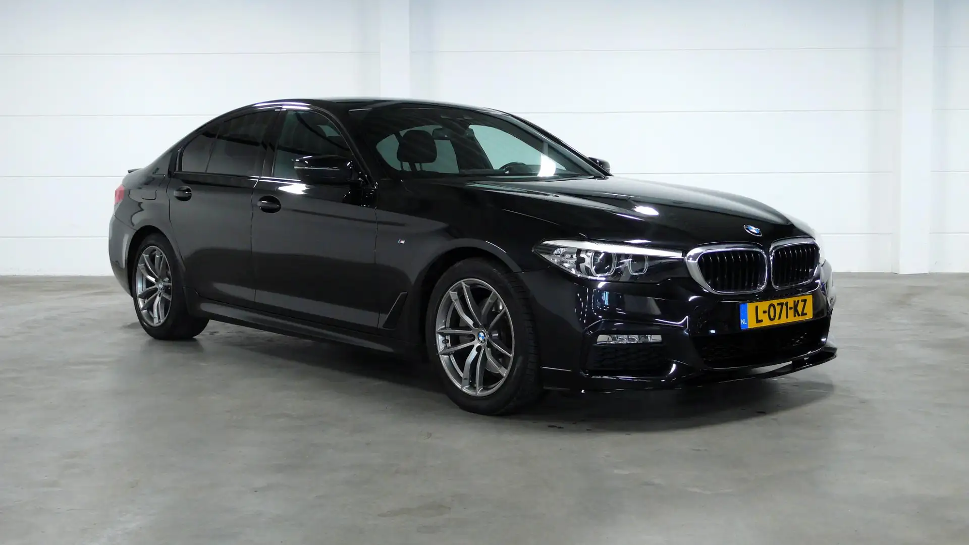 BMW 520 5-serie 520i Executive | M-Sport | Zwart - 1