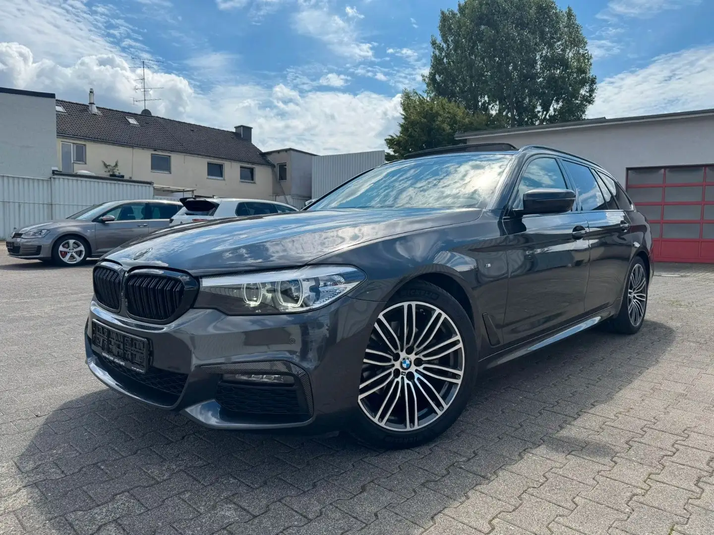 BMW 520 dA M Sport Paket / Pano/LED/360/AHK Grau - 2