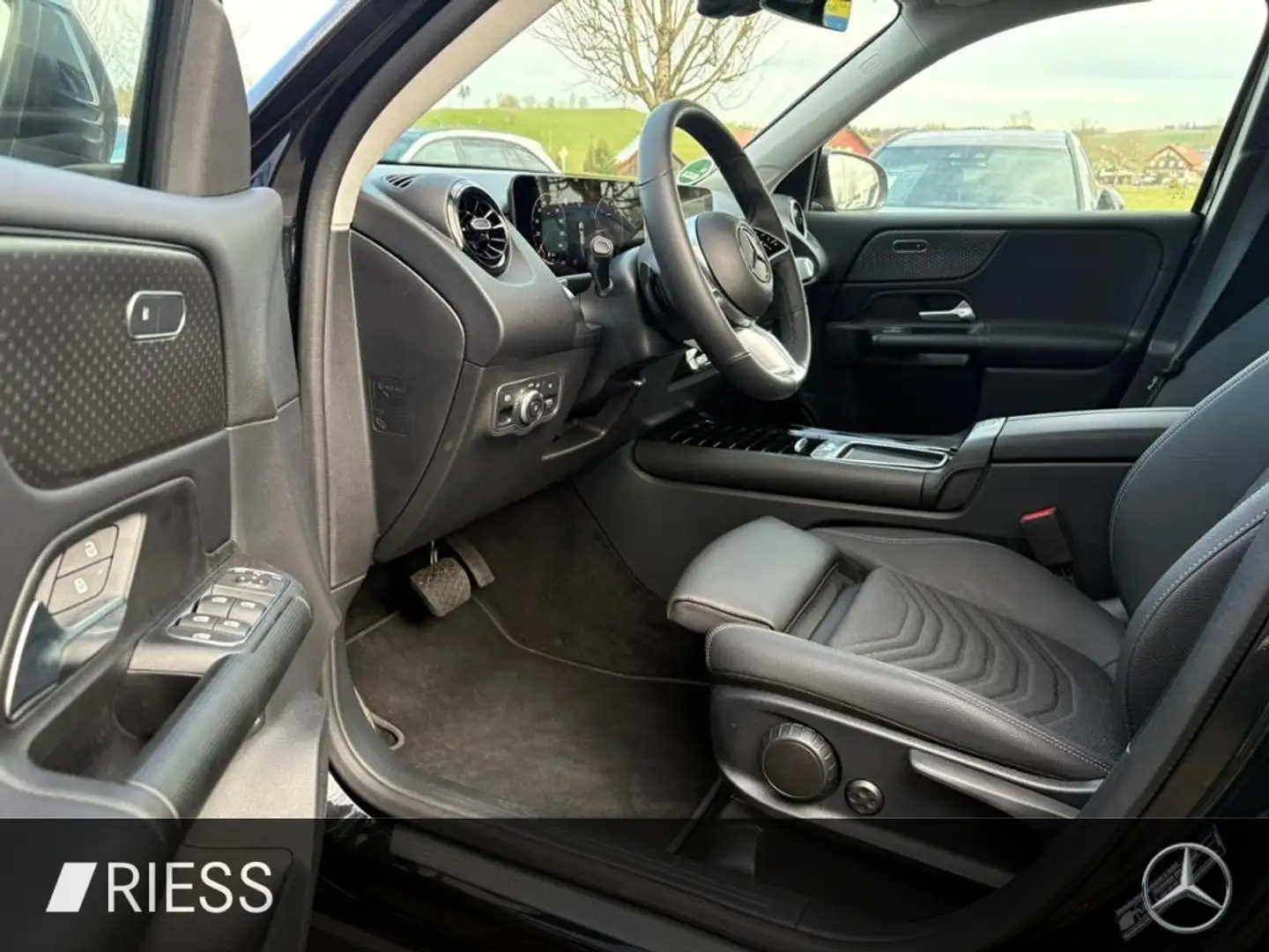 Mercedes-Benz GLB 200 d Navi PDC SHZ LED SpurH el.Heck LM AUT Schwarz - 2