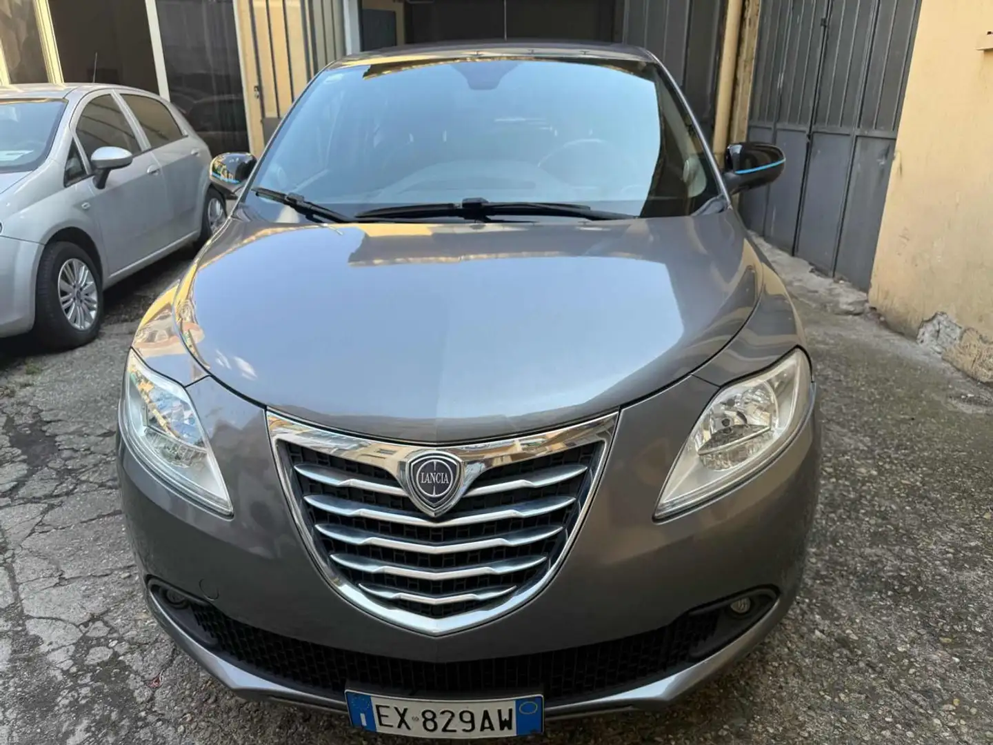 Lancia Ypsilon 1.3 MJT 16V 95 CV 5 porte S&S Platinum Gris - 2