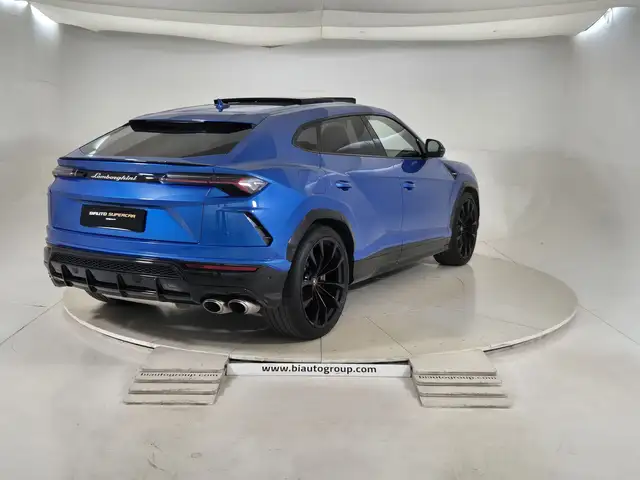 Lamborghini Urus view 4