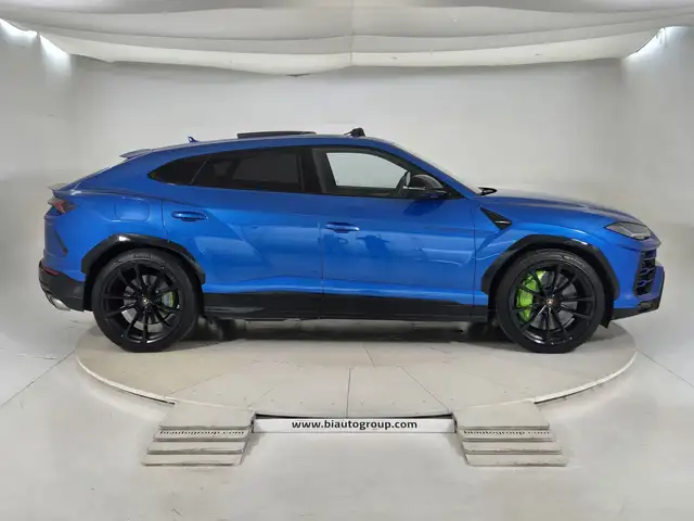 Lamborghini Urus view 5