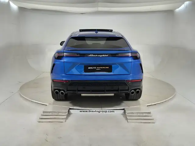 Lamborghini Urus view 3