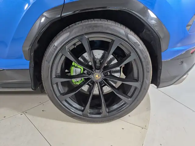 Lamborghini Urus view 13