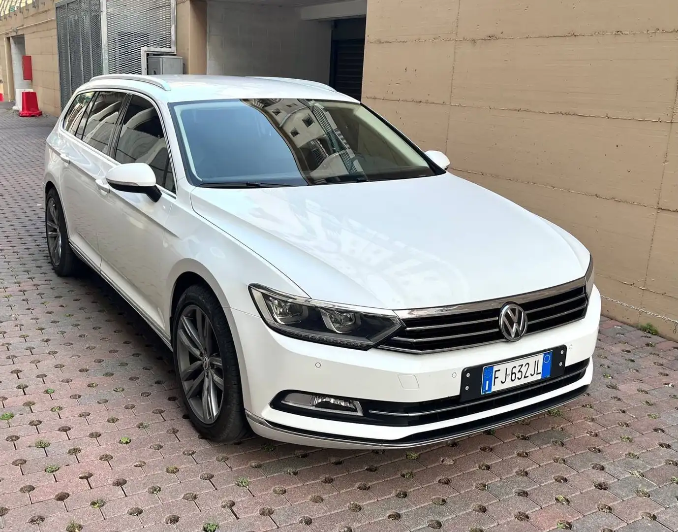 Volkswagen Passat Variant Passat VIII 2015 Variant 2.0 tdi Highline150cv dsg Bianco - 1
