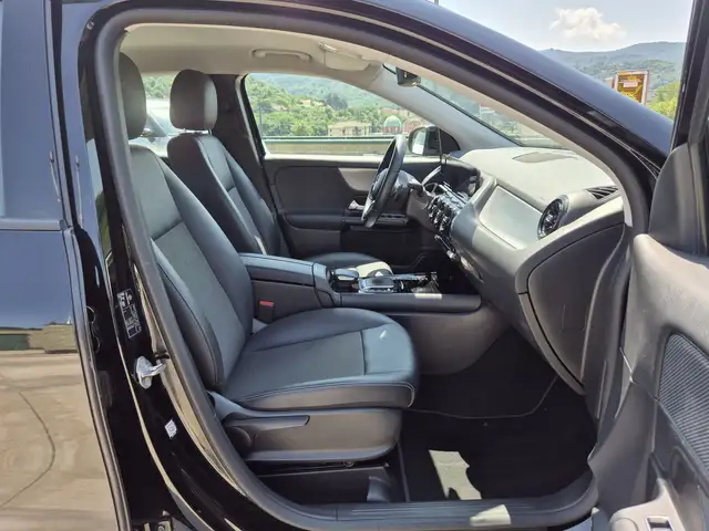 Mercedes-Benz GLA view 9