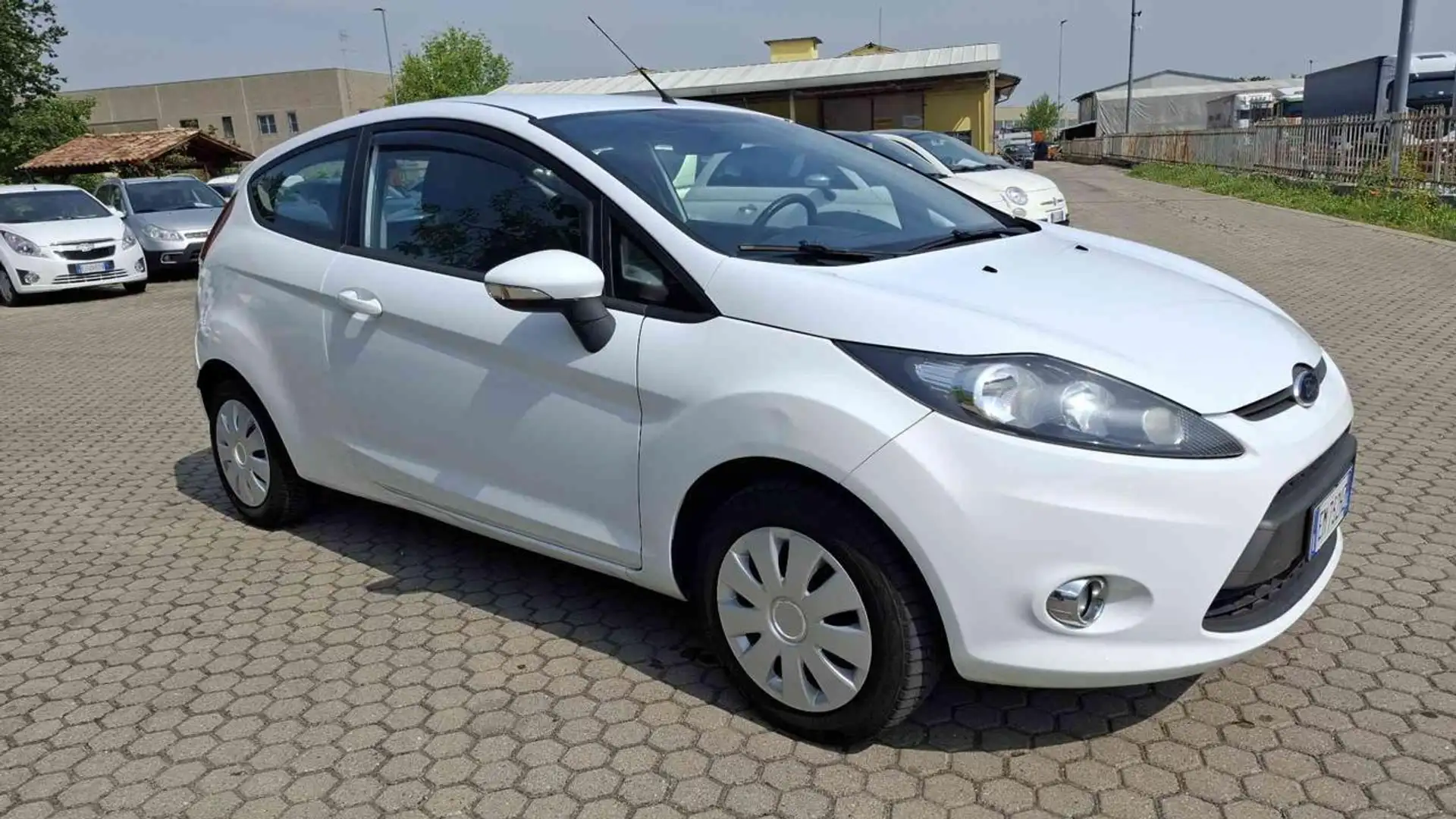 Ford Fiesta 1.6 TDCi  ADATTA NEOPATENTATI Wit - 1