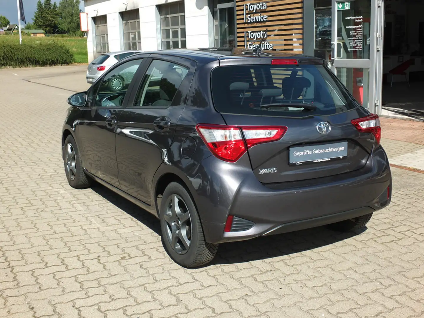 Toyota Yaris 1.0 Comfort Grau - 2