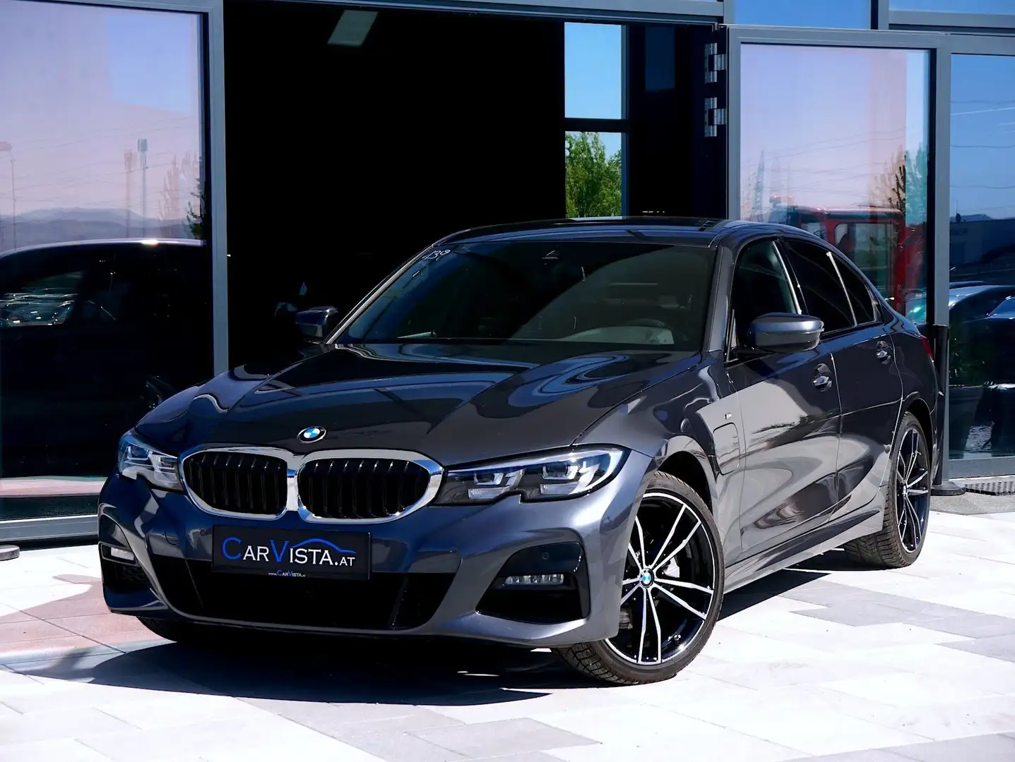 BMW 320 e PHEV M-Sport Aut. AHK & Live Cockpit Profession Silber - 2
