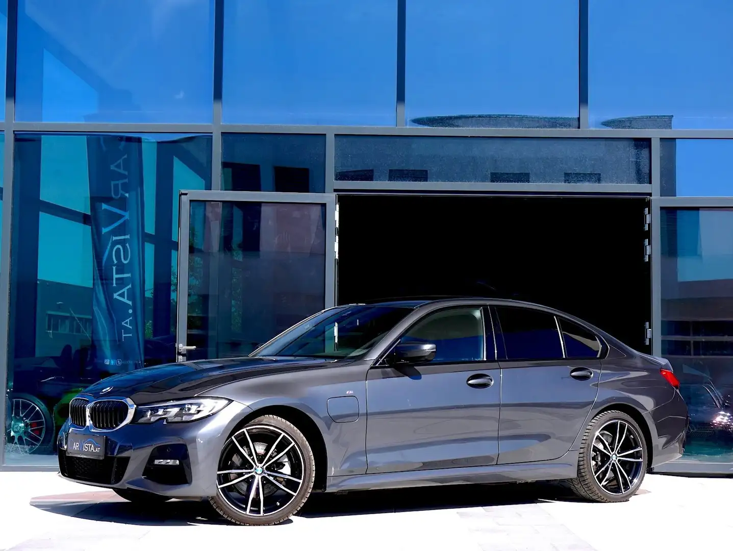 BMW 320 e PHEV M-Sport Aut. AHK & Live Cockpit Profession Silber - 1