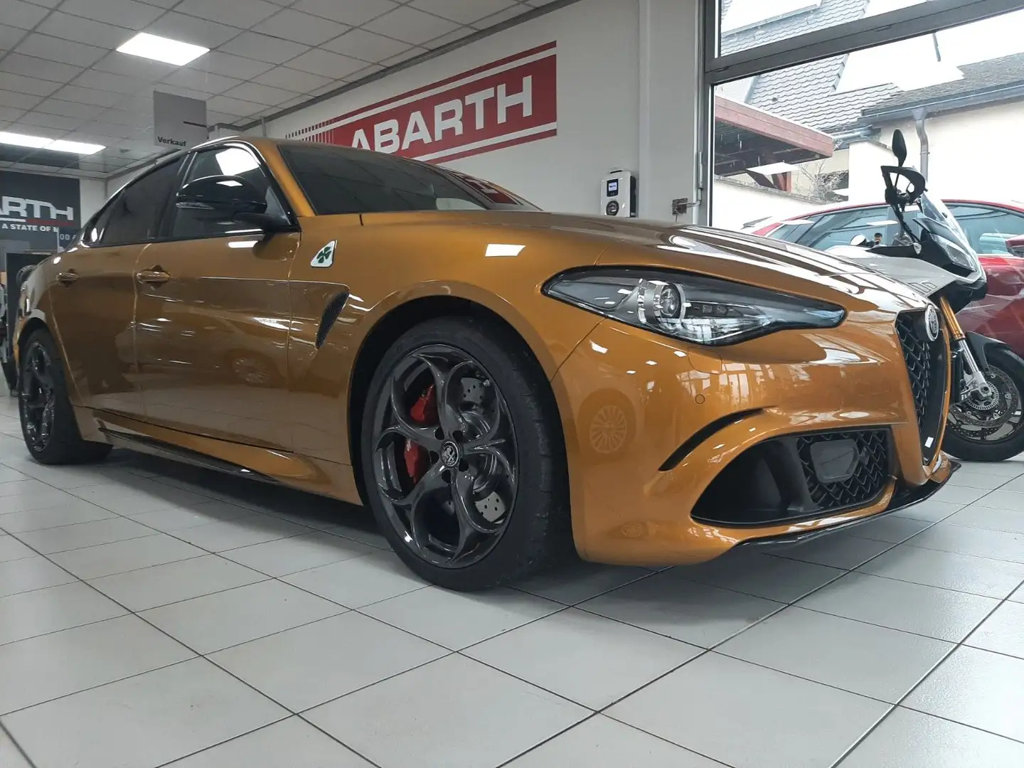 Alfa Romeo Giulia Quadrifoglio MY22 Quadrifoglio 2.9 V6 Bi-Turbo Gold - 1