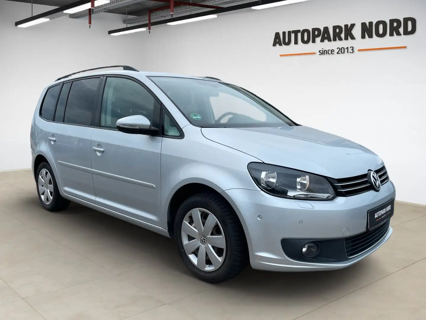 Volkswagen Touran 1.6 TDI DPF Comfortline BMT/AHK/SHZ/TEMP Zilver - 2