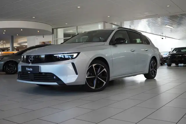 Opel Astra view 3