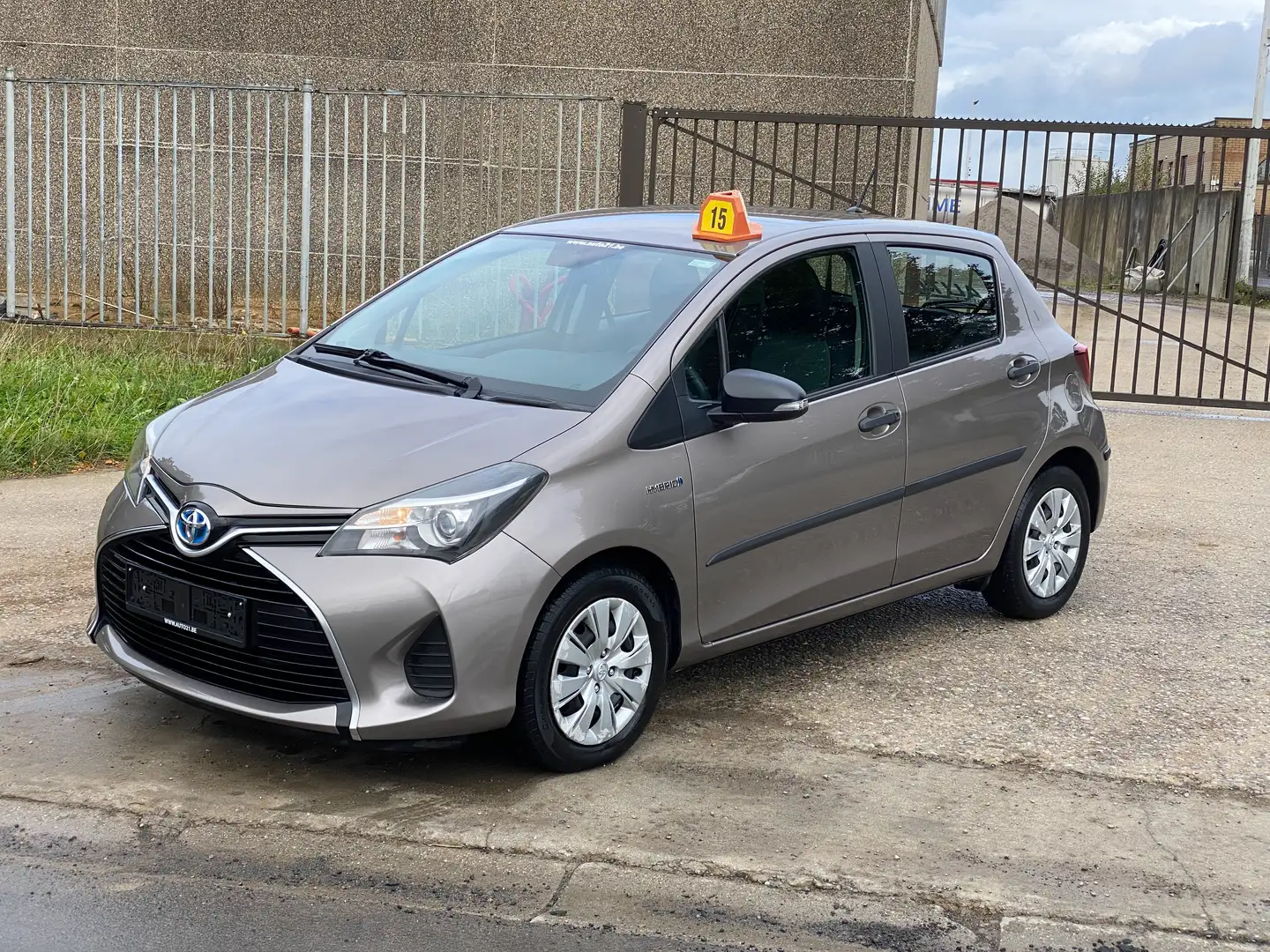 Toyota Yaris 1.5i VVT-i Hybrid Active E-CVT Grau - 1