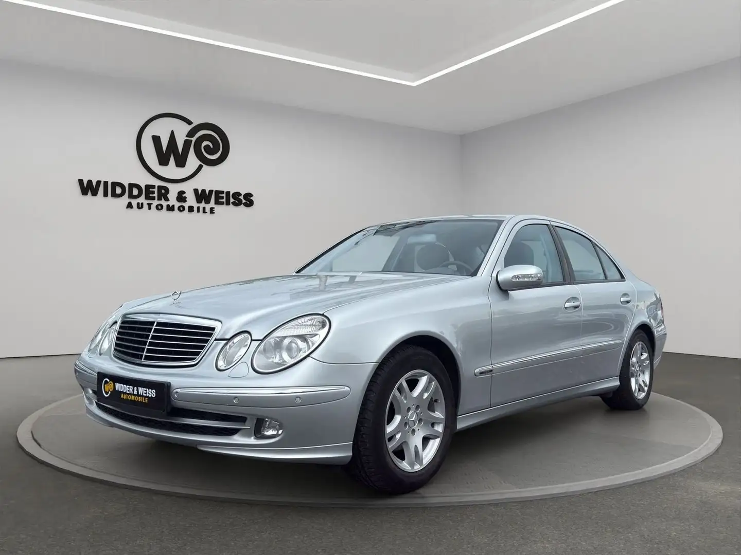 Mercedes-Benz E 200 Avantgarde 1.HAND/AUTOMATIK/NAVI/XENON/AHK/S-HEFT Argent - 1