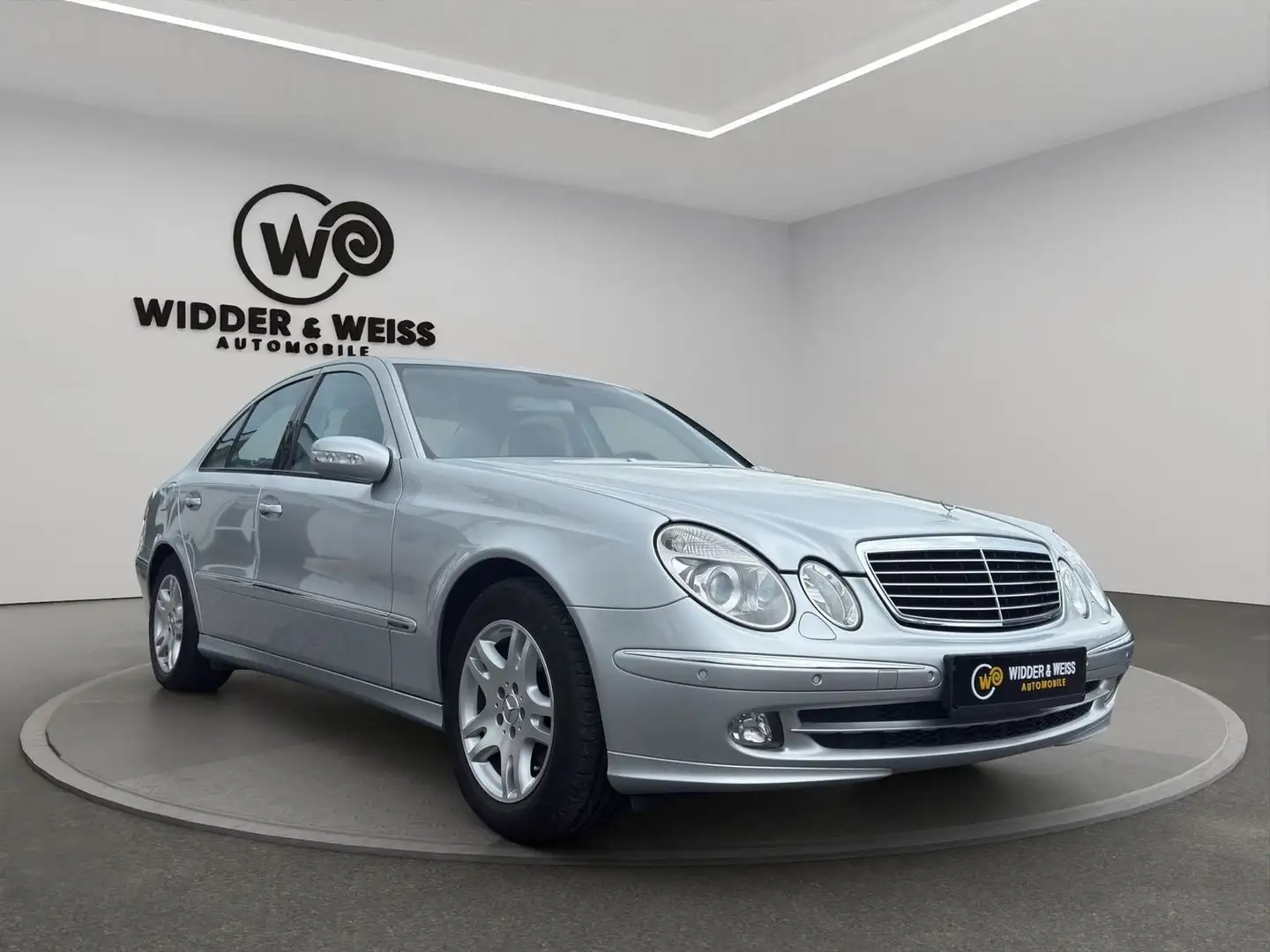 Mercedes-Benz E 200 Avantgarde 1.HAND/AUTOMATIK/NAVI/XENON/AHK/S-HEFT Argent - 2