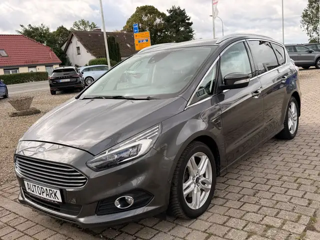 Ford S-Max view 3