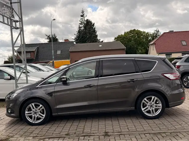 Ford S-Max view 4