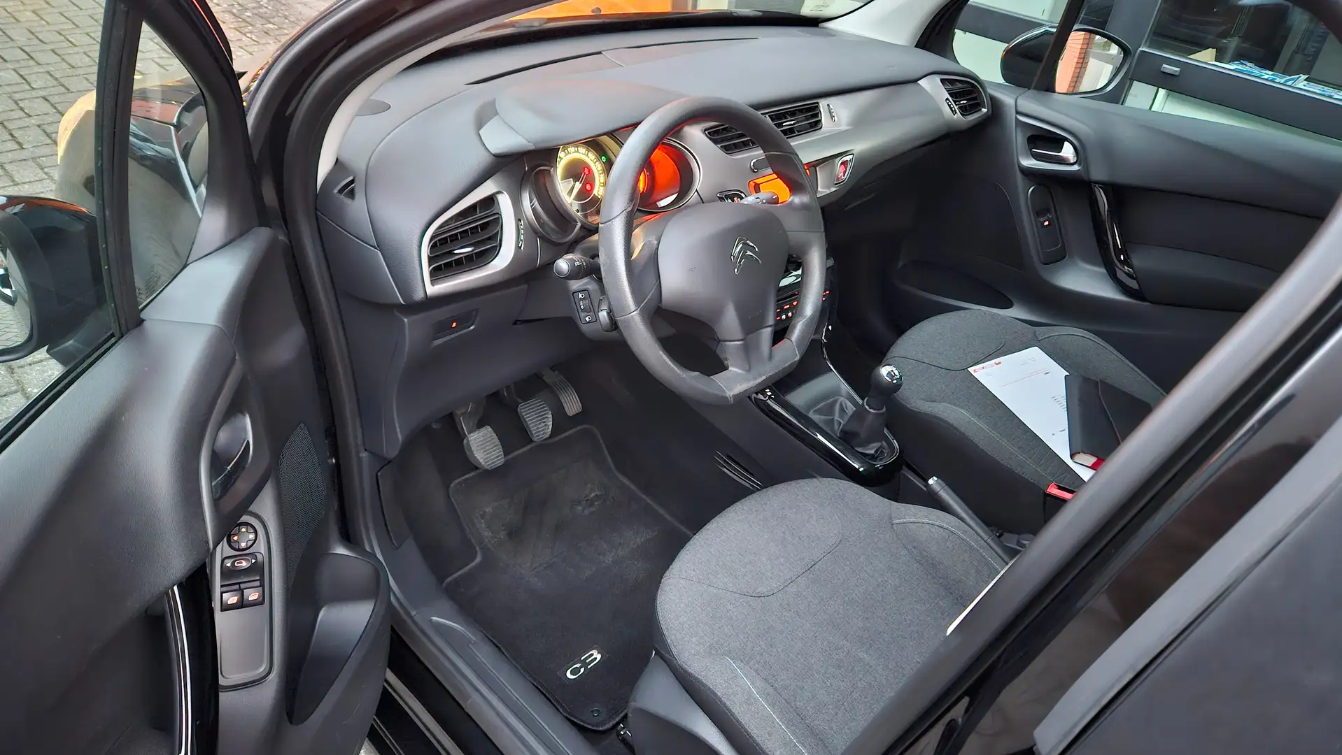 Citroen C3 1.2 Pure-Tech Airco 5 deurs Zwart - 2