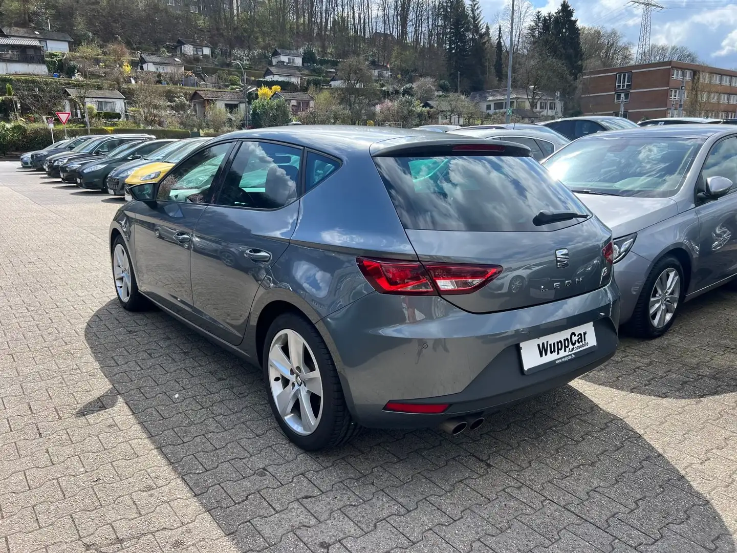 SEAT Leon FR NAVI*LED*TEMP*MFL*SHZ*PDC*ALU*SCHECKHEFT Grijs - 2