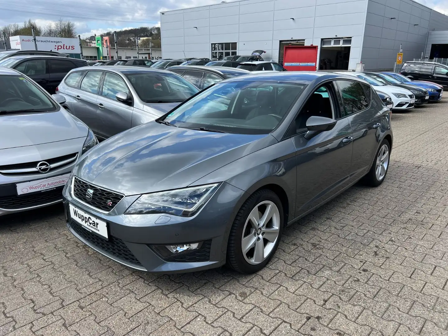 SEAT Leon FR NAVI*LED*TEMP*MFL*SHZ*PDC*ALU*SCHECKHEFT Grijs - 1