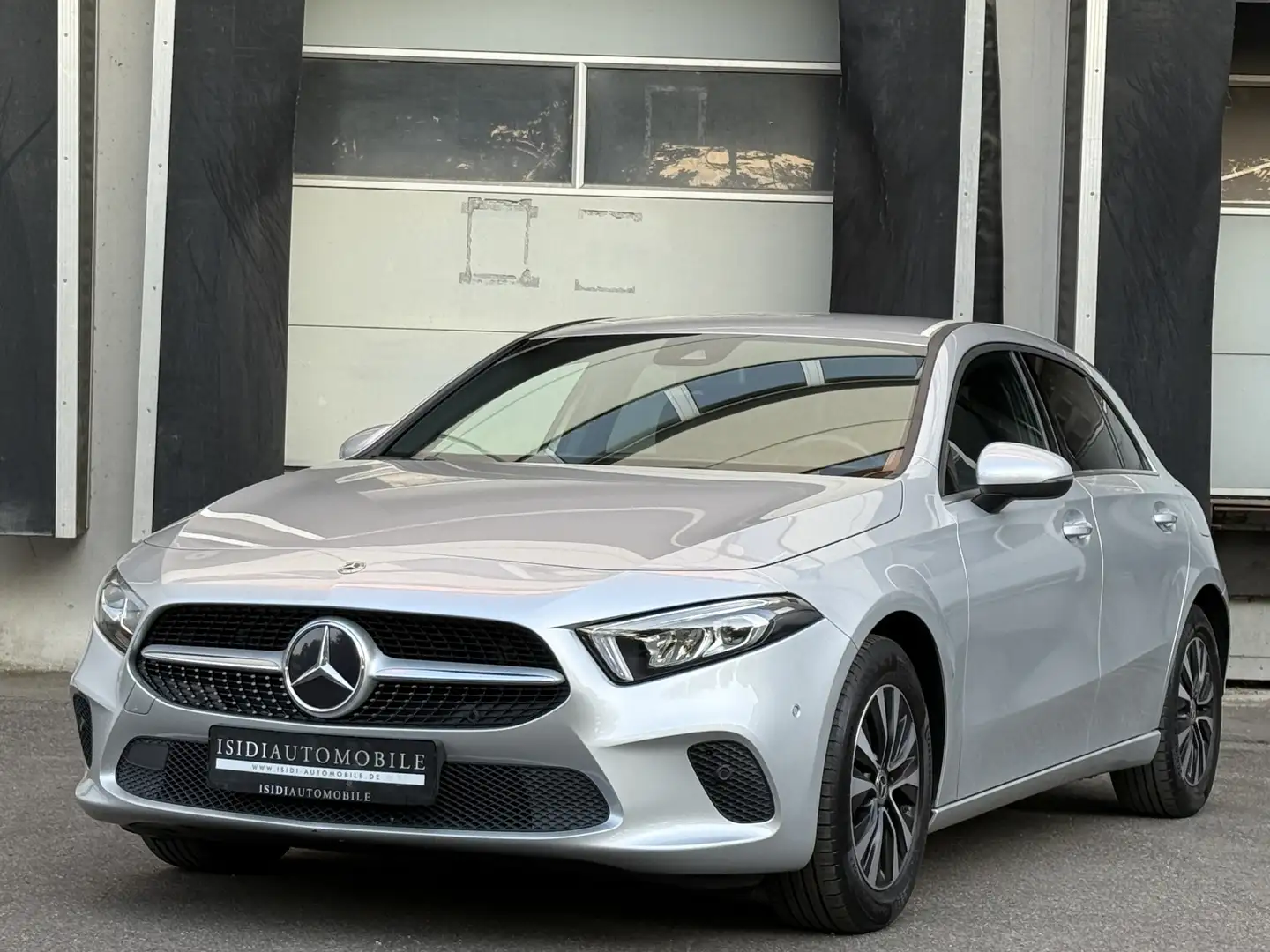 Mercedes-Benz A 200 LED Navi MBUX Rü-Kamera Sitzheizung AHK Silber - 1