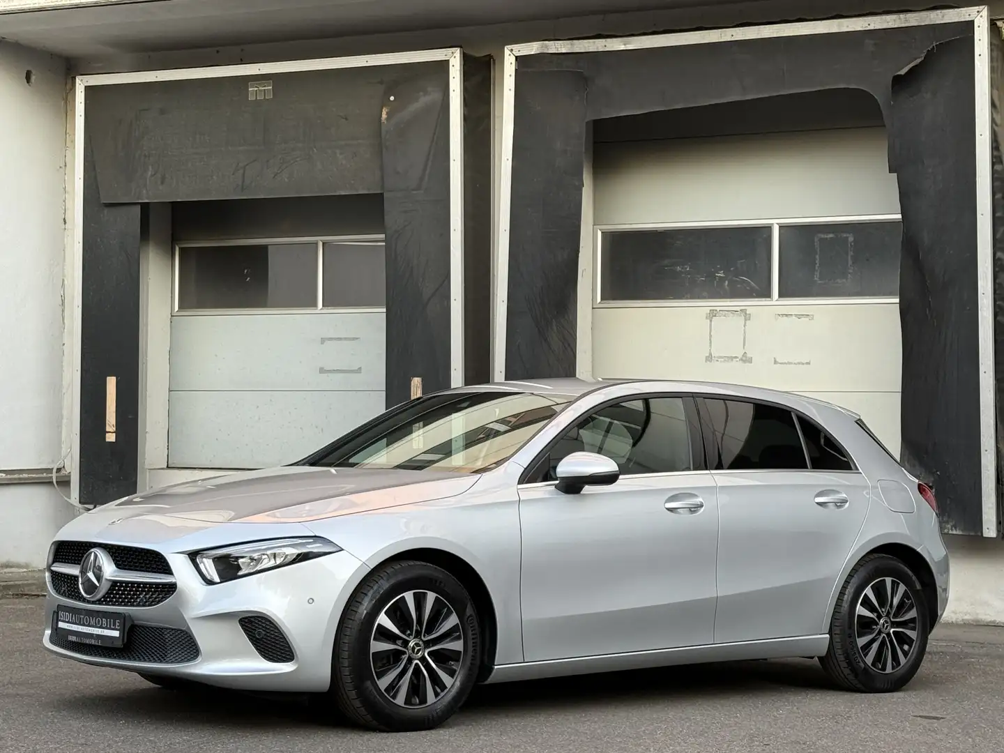 Mercedes-Benz A 200 LED Navi MBUX Rü-Kamera Sitzheizung AHK Silber - 2