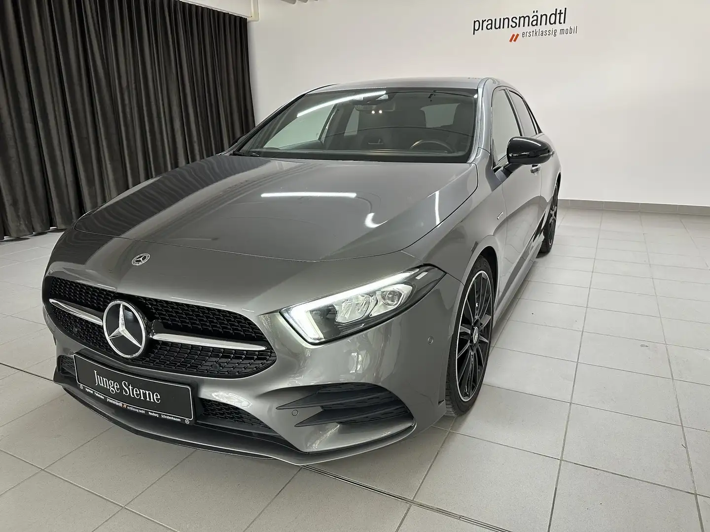 Mercedes-Benz A 180 AMG Night Ed. 2020 LED/MBUX/Tot/Kamera/19" Grau - 2