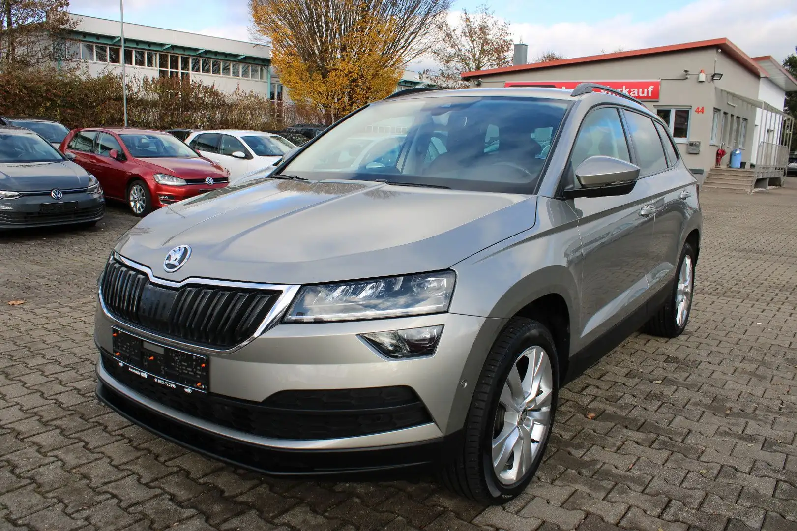 Skoda Karoq 1.5 TSI DSG KamerNavi,PDC,AHK,Panorama,LED Grau - 1