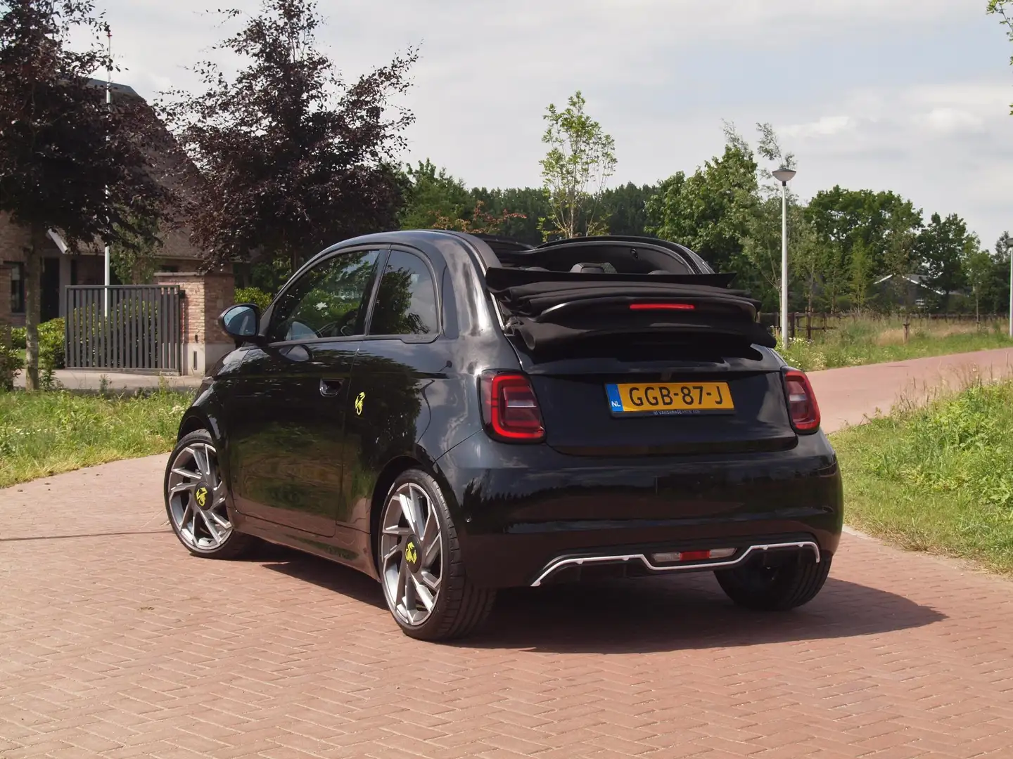Fiat 500C Abarth Turismo 42 kWh | 4300 KM | Camera | Apple Carplay Zwart - 2