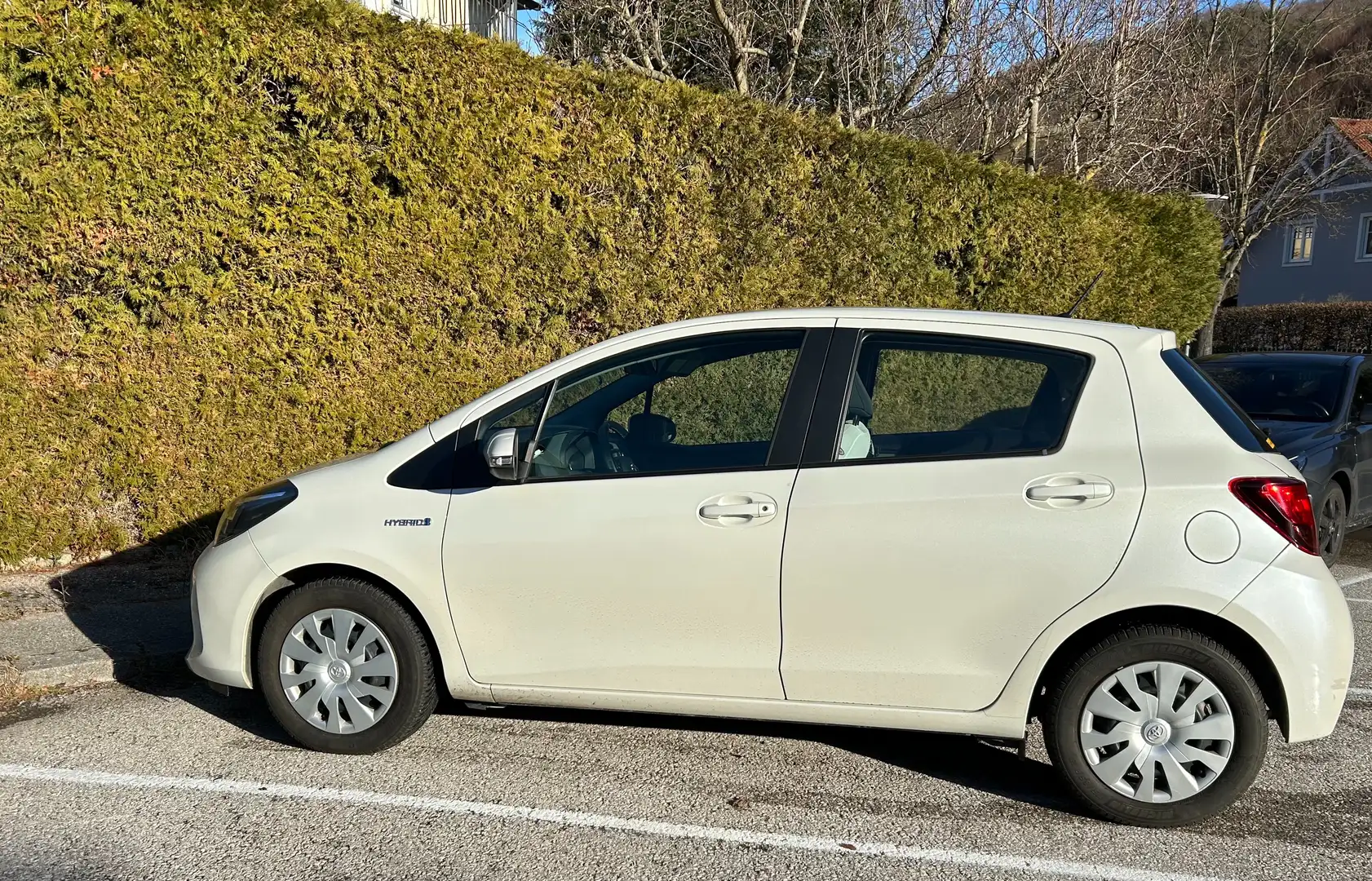 Toyota Yaris 1,5 VVT-i Hybrid Active Weiß - 2