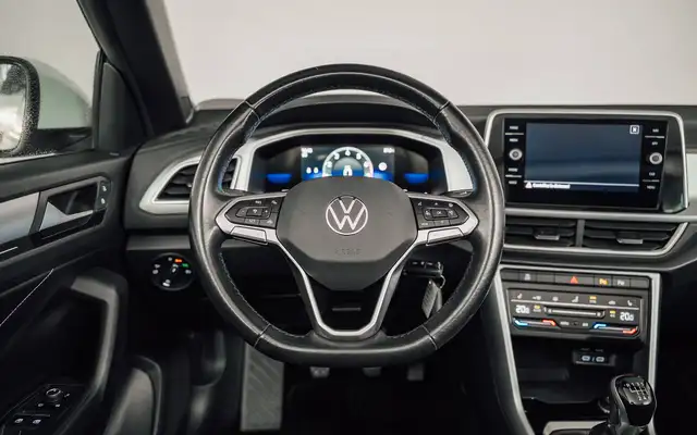 Volkswagen T-Roc view 16