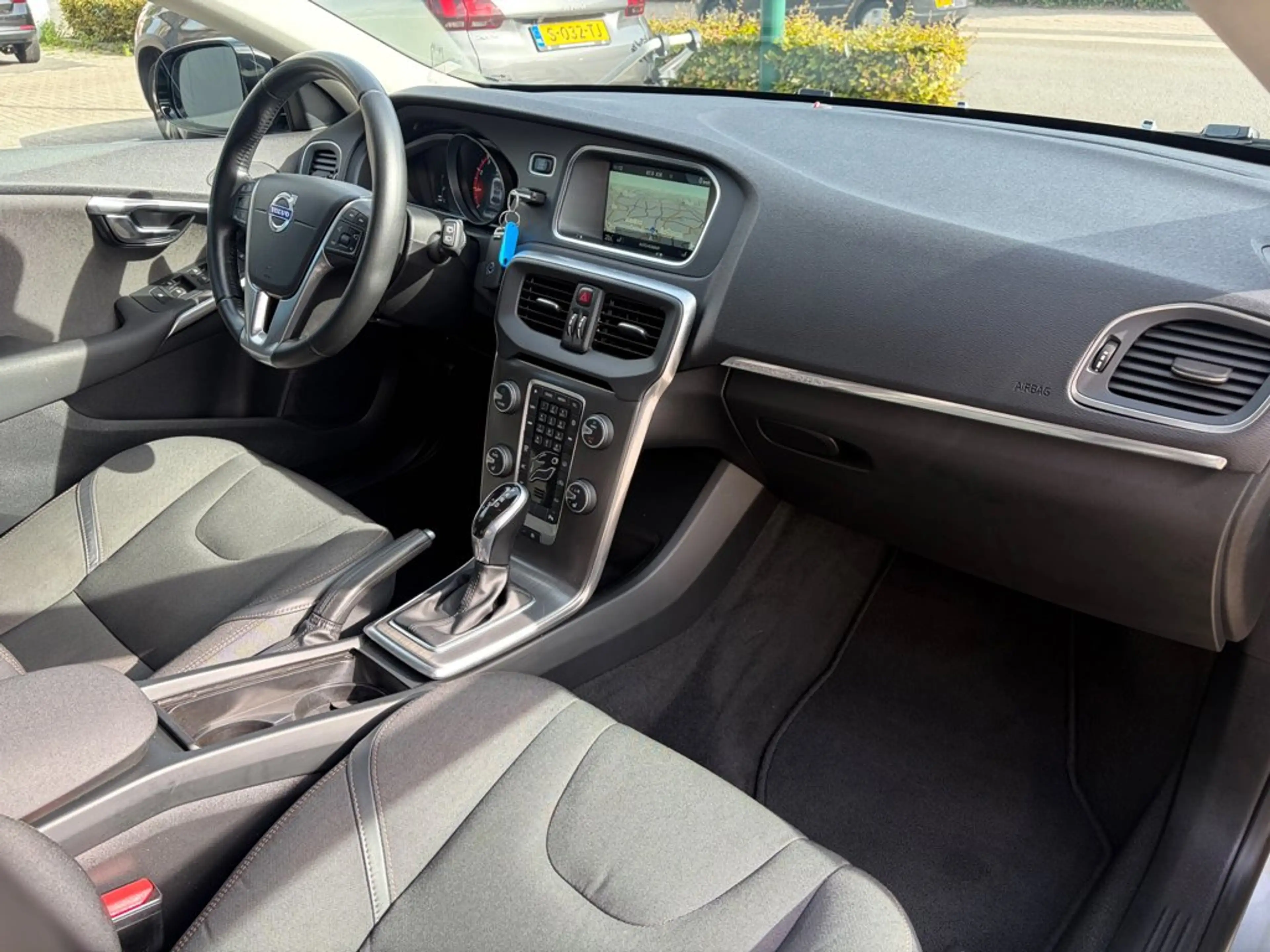 Volvo V40 Cross Country 1.5 T3 Momentum, Pano, Navi, PDC, Cruise, — photo 5