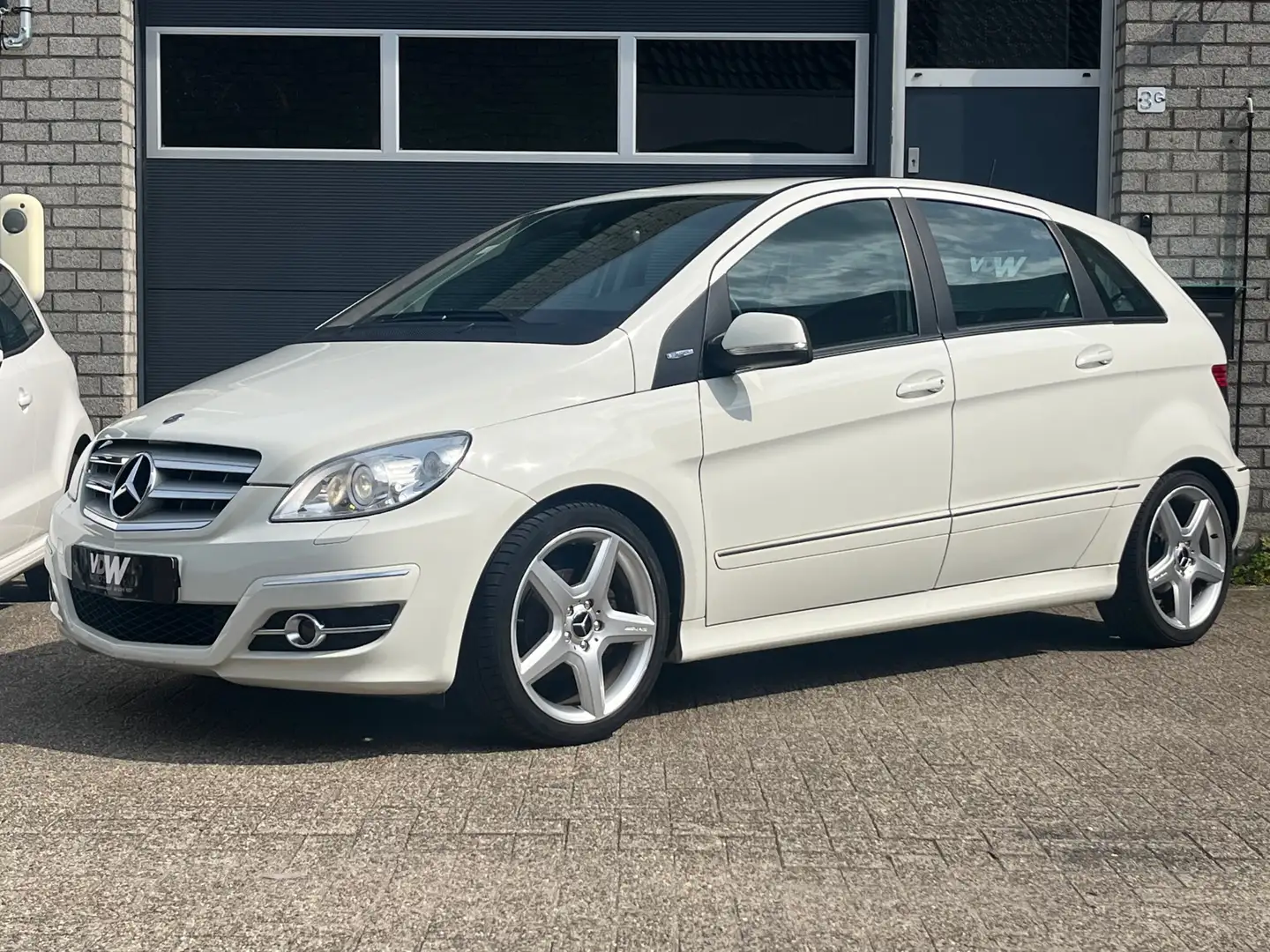 Mercedes-Benz B 180 Business CLass 4x winterwielen NL auto . Blanc - 2