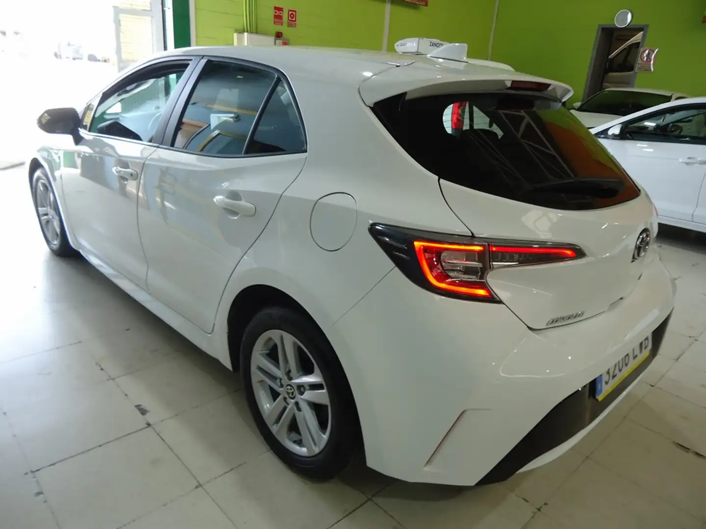 Toyota Corolla 125H Business Weiß - 2