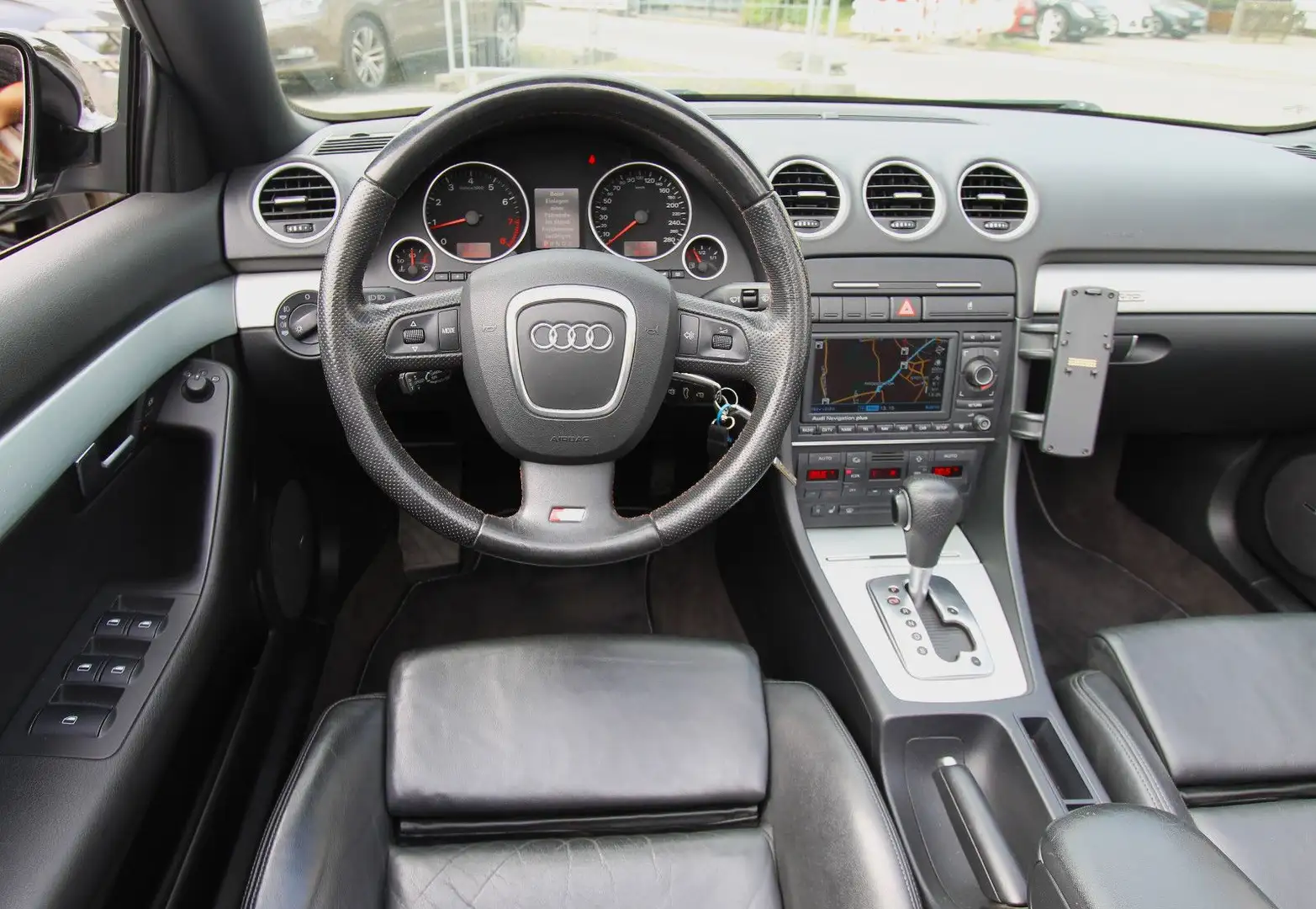 Audi A4 Cabriolet 3.2 FSI quattro Autom S Line BOSE Schwarz - 2