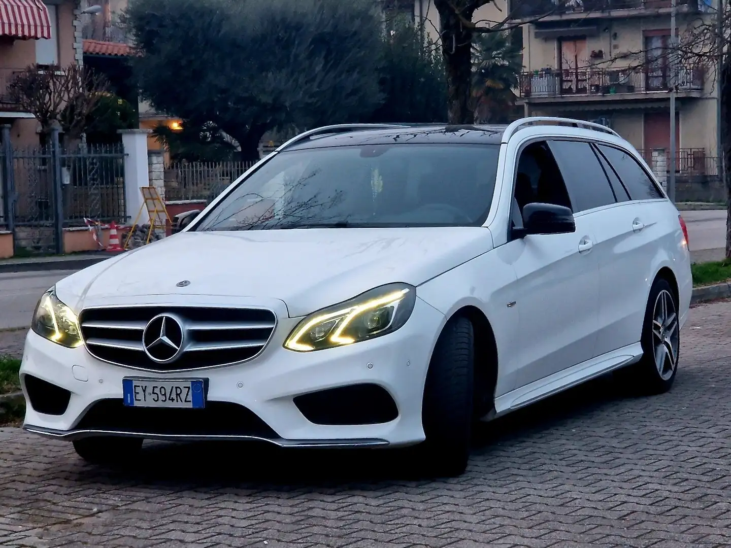 Mercedes-Benz E 250 SW cdi Premium 4matic auto Bílá - 2