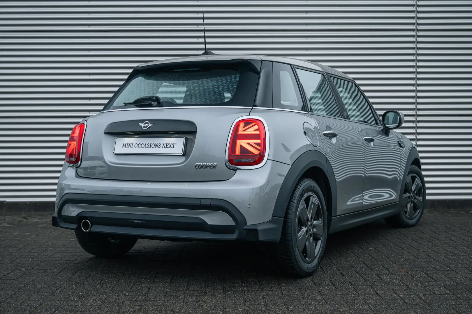 MINI Cooper Hatchback Classic Automaat / LED / Airconditioning Grijs - 2