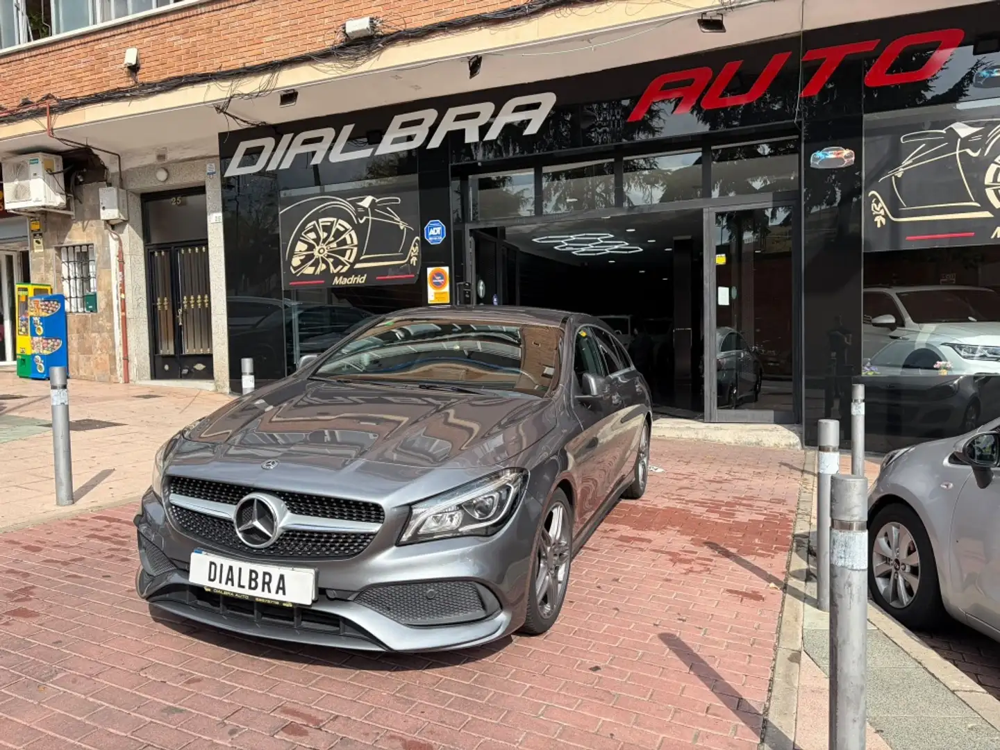 Mercedes-Benz CLA 200 Shooting Brake 200d AMG Line Gris - 1