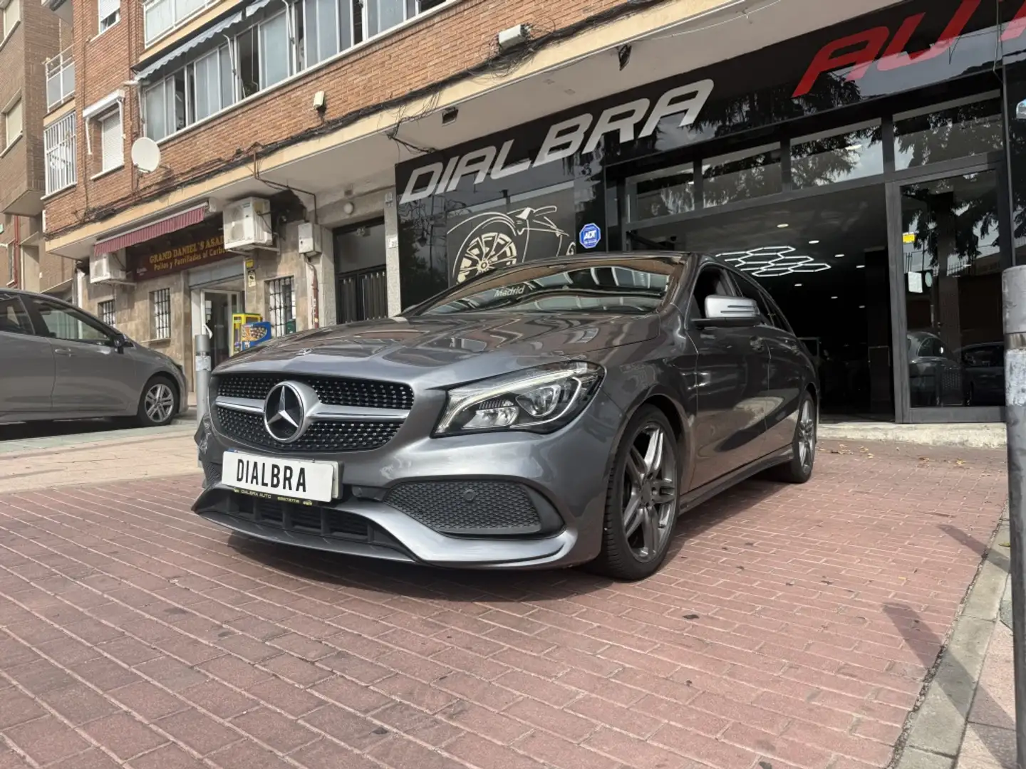 Mercedes-Benz CLA 200 Shooting Brake 200d AMG Line Gris - 2