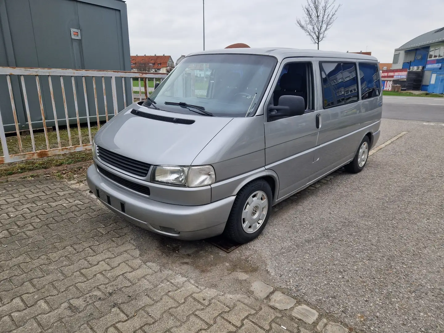 Volkswagen T4 Caravelle 3-3-3 2,5 TDI srebrna - 2